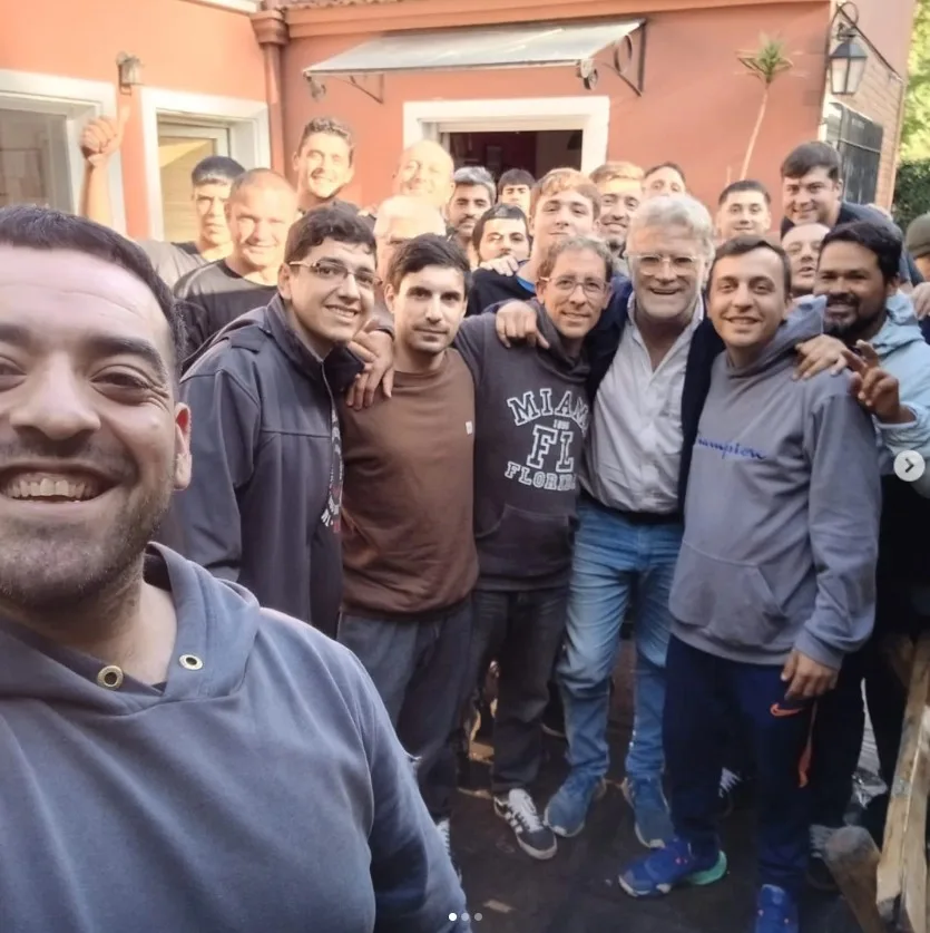 Teto con familia y compañeros de comunidad