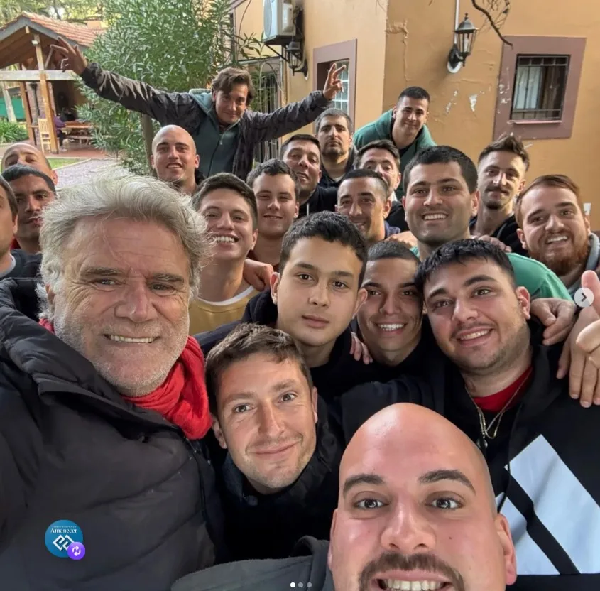 Teto Medina con los chicos de Amanecer
