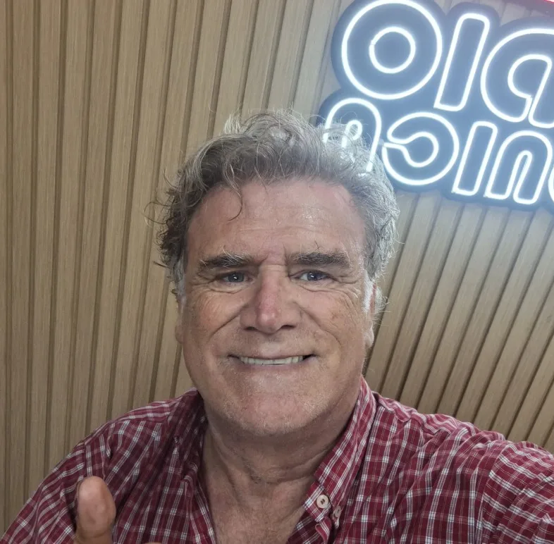 Teto Medina en estudio de radio