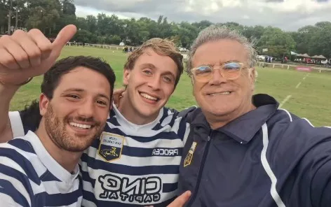 Teto con jóvenes en cancha de rugby